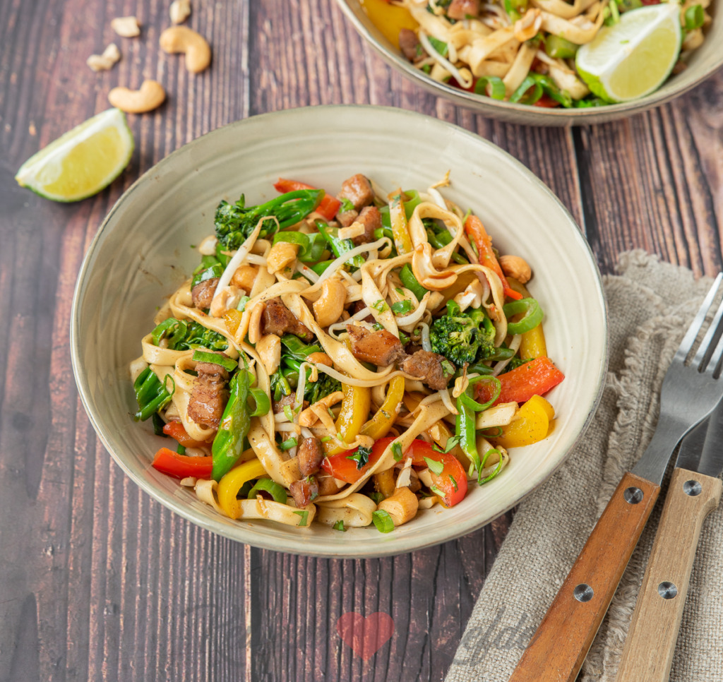 Bami met varkensreepjes, chilisaus en cashew