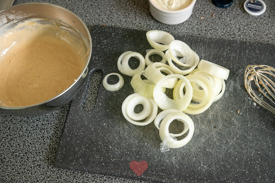 Gefrituurde uienringen met Ranch dipsaus