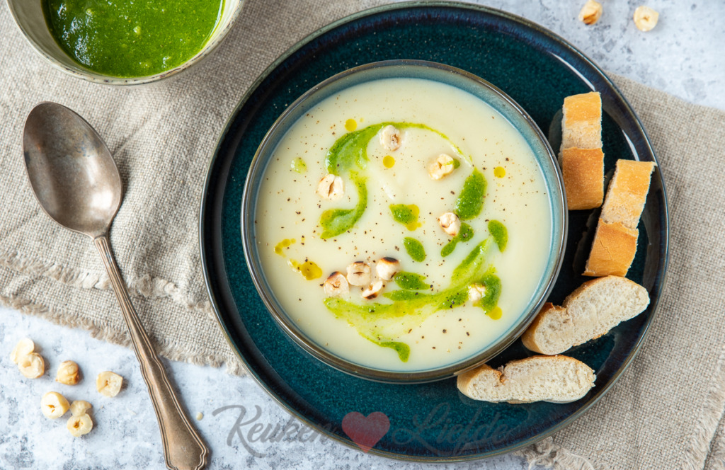 Knolselderijsoep met hazelnootpesto
