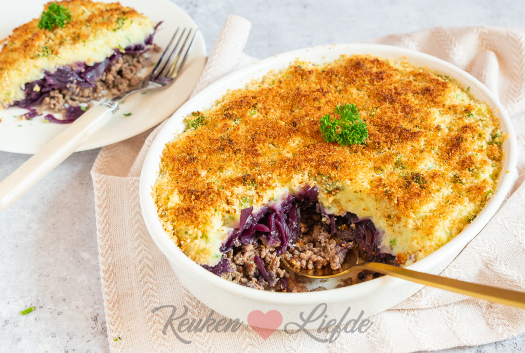 Rodekoolschotel met gehakt en puree