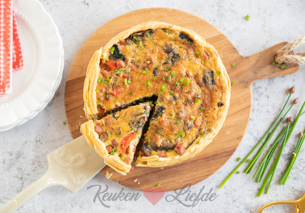 Hartige taart met paprika, champignons en ham Hartige taart met paprika, champignons en ham
