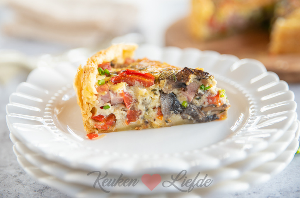 Hartige taart met paprika, champignons en ham Hartige taart met paprika, champignons en ham