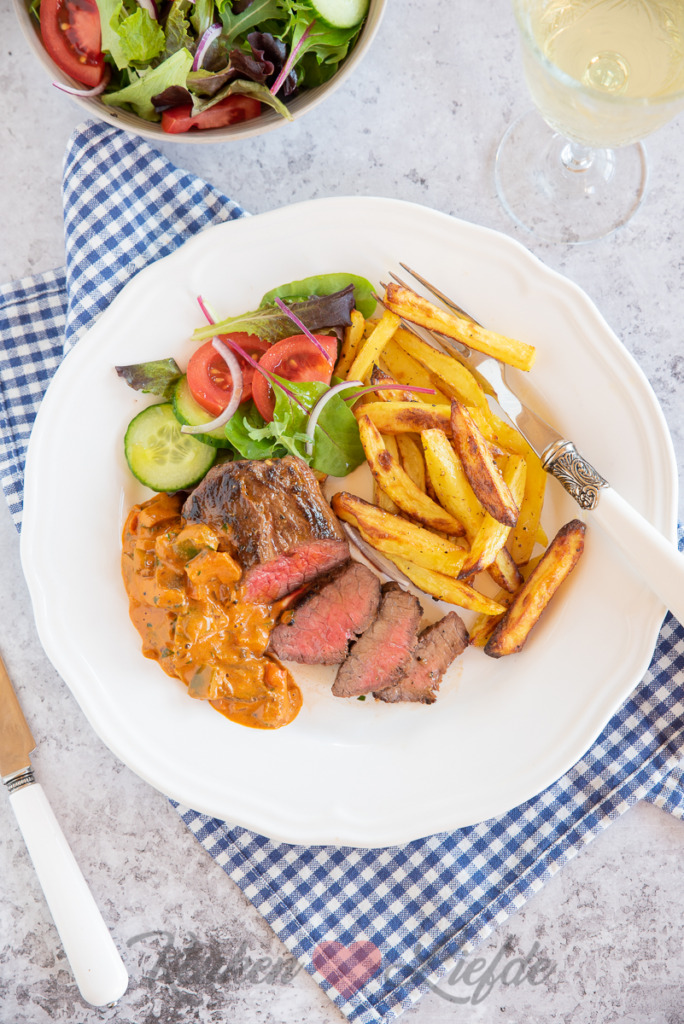 Biefstuk met stroganoffsaus en ovenfrietjes Biefstuk met stroganoffsaus en ovenfrietjes