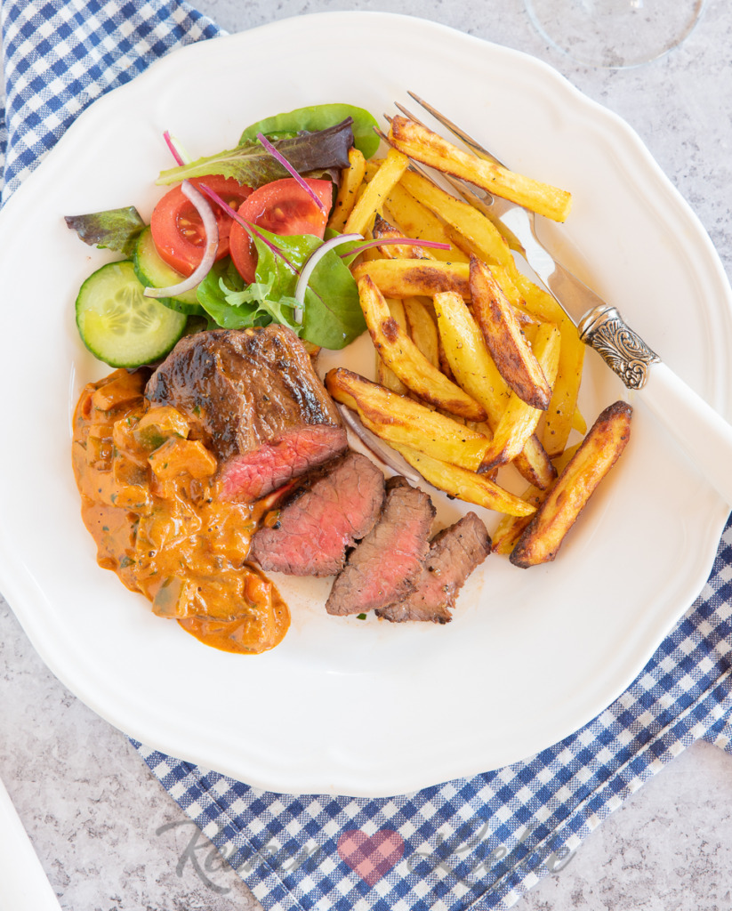 Biefstuk met stroganoffsaus en ovenfrietjes Biefstuk met stroganoffsaus en ovenfrietjes