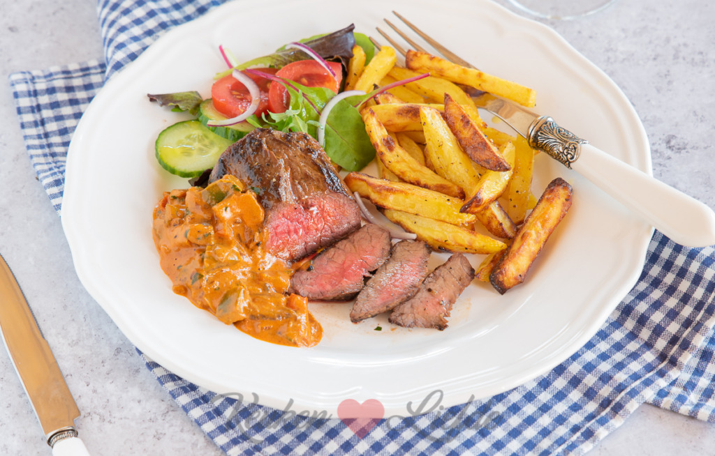 Biefstuk met stroganoffsaus en ovenfrietjes
