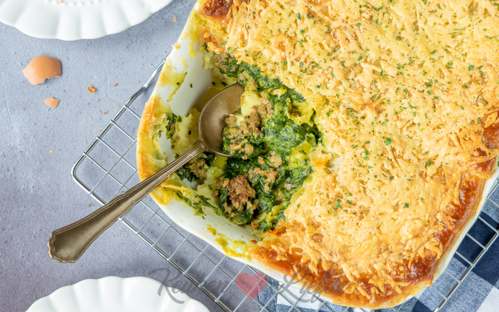 Spinazieschotel met gehakt en bladerdeegdakje