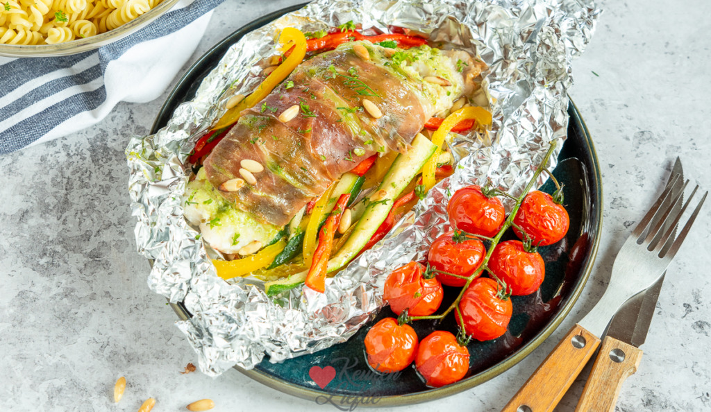 Vispakketje met courgette, paprika en parmaham