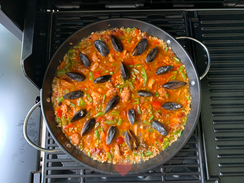 Spaanse paella van de barbecue Spaanse paella van de barbecue