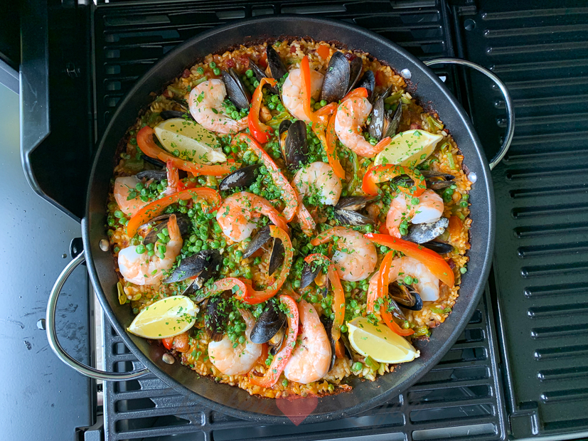 Spaanse paella van de barbecue Spaanse paella van de barbecue