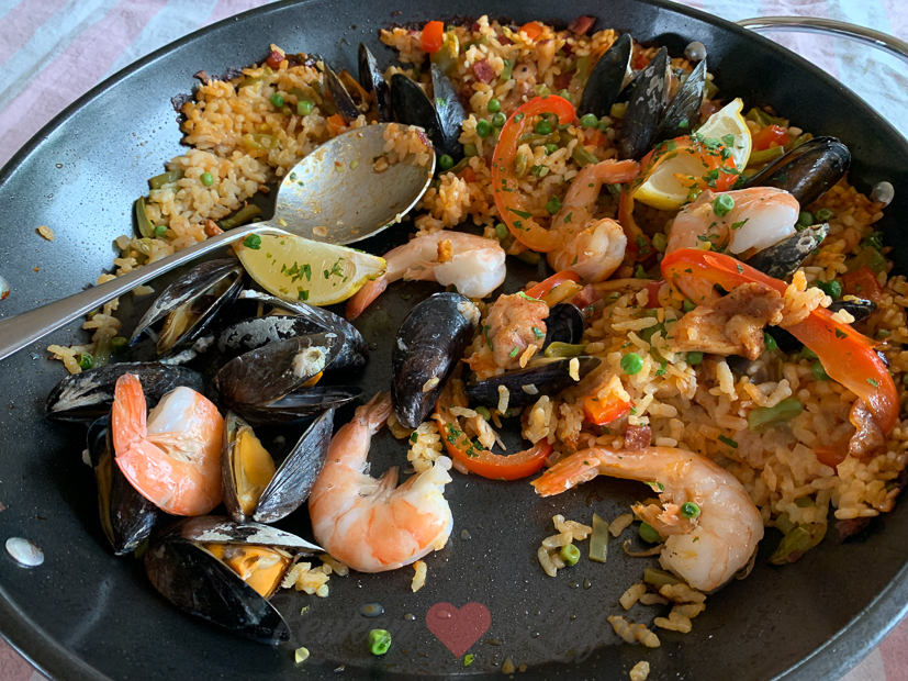 Spaanse paella van de barbecue Spaanse paella van de barbecue