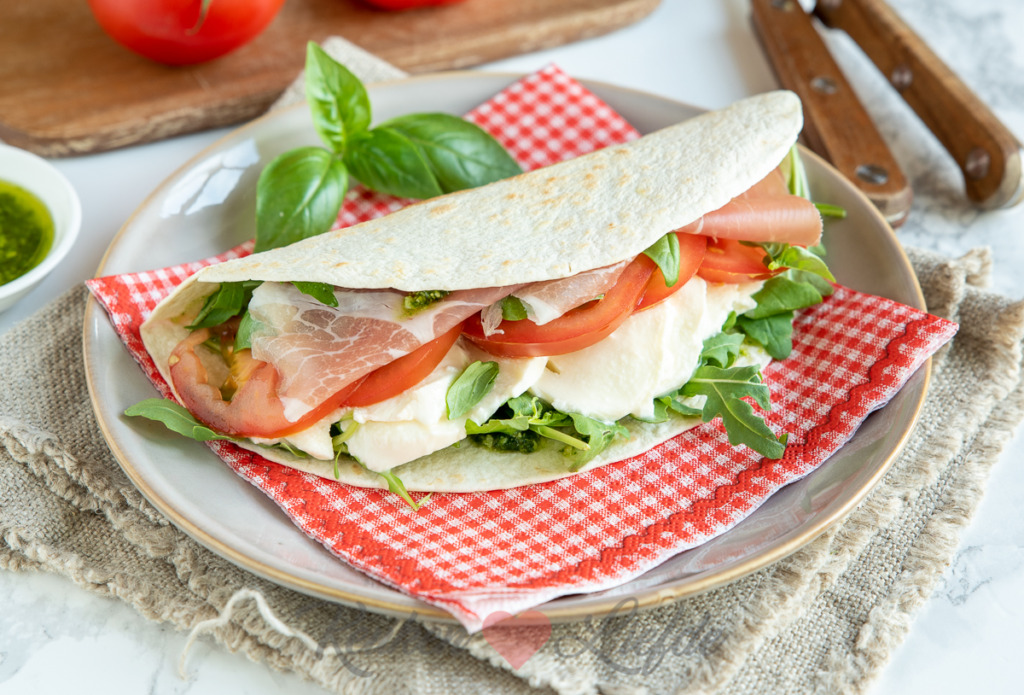 Wrap met pesto, mozzarella en Parmaham