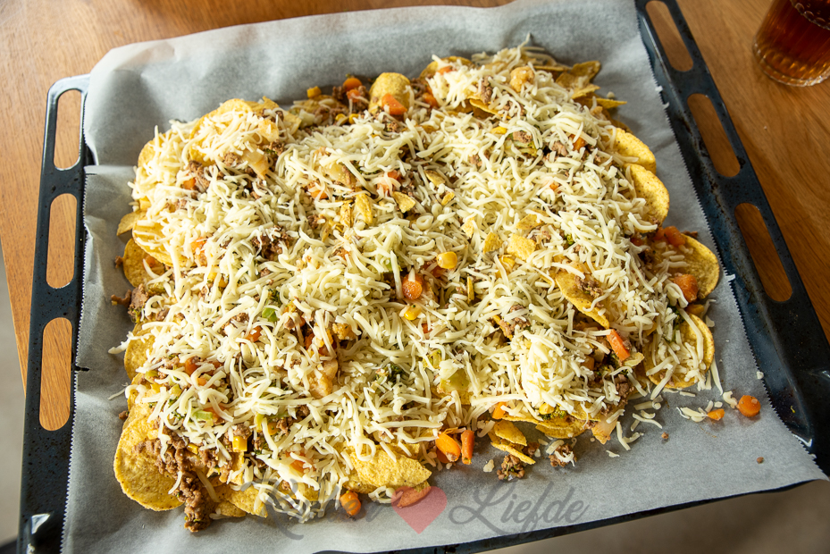 Nacho's van de bakplaat met gehakt en groenten