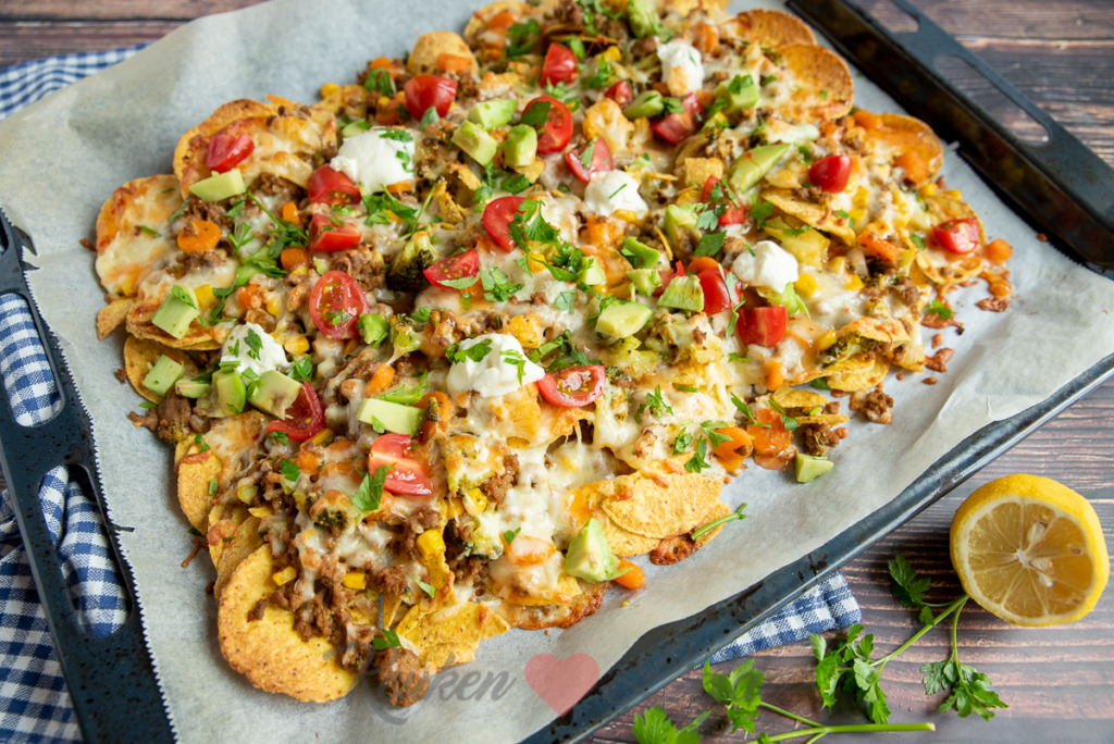 Nacho's van de bakplaat met gehakt en groenten