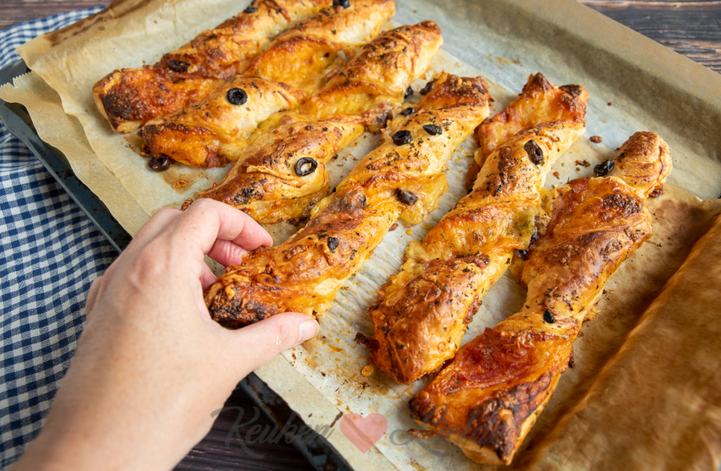 Bladerdeeg pizza stengels