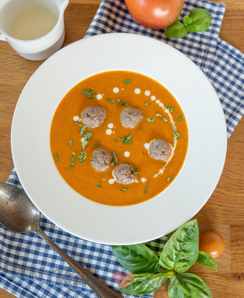 Verse tomatensoep met gehaktballetjes Verse tomatensoep met gehaktballetjes