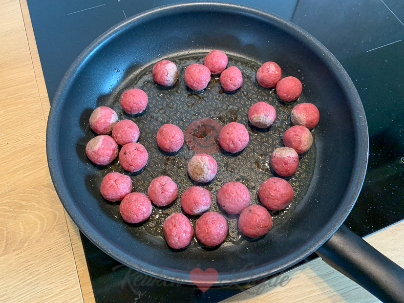 Verse tomatensoep met gehaktballetjes