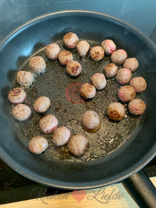 Verse tomatensoep met gehaktballetjes