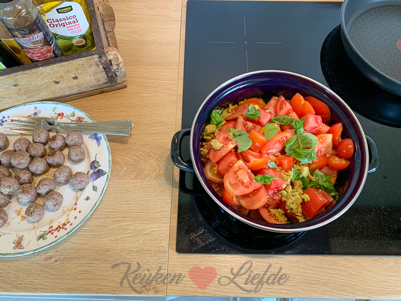 Verse tomatensoep met gehaktballetjes