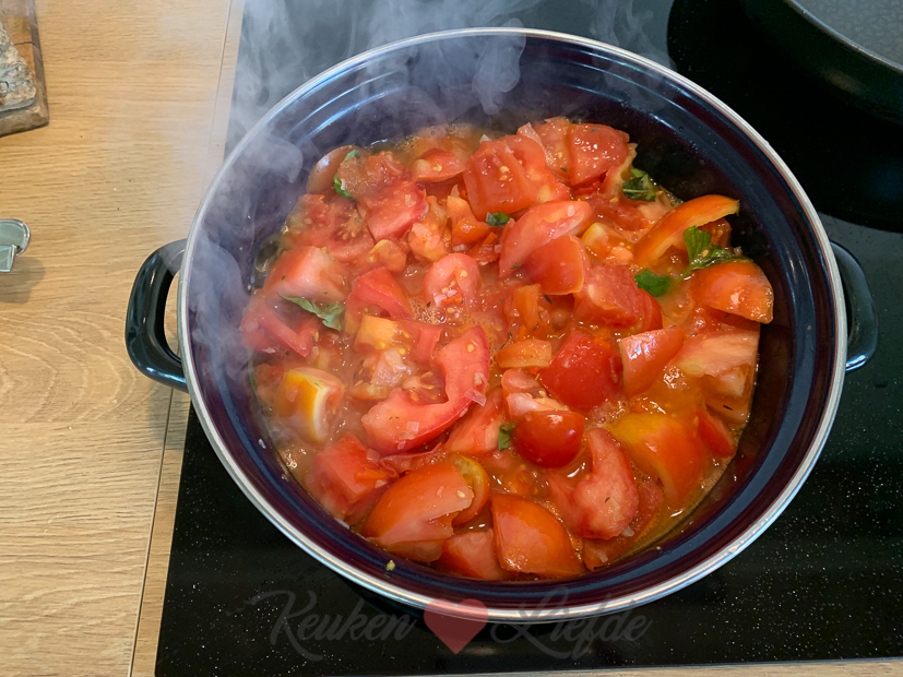 Verse tomatensoep met gehaktballetjes