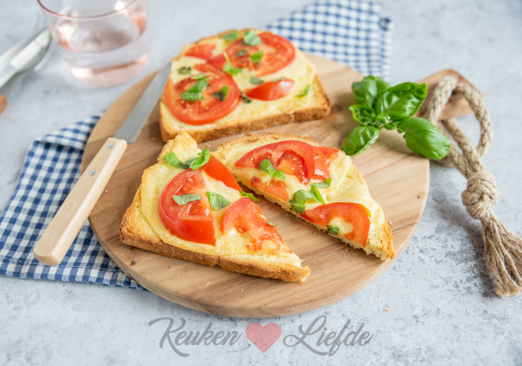 Broodje uit de oven met kaas en tomaat