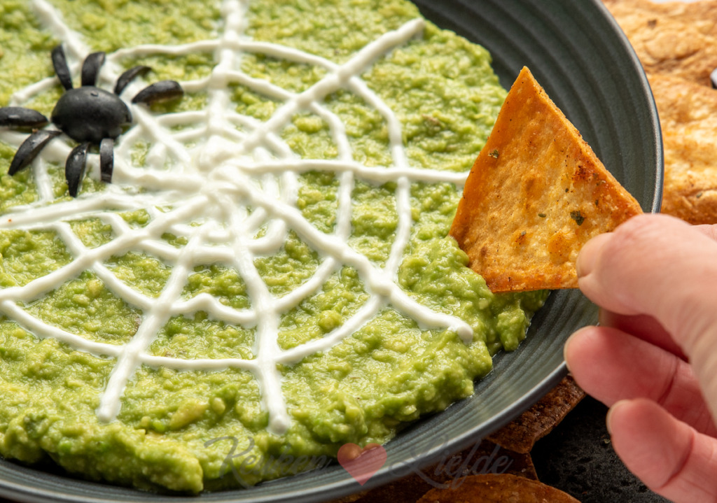 Guacamole-halloweendip met tortillachips Guacamole-halloweendip met tortillachips
