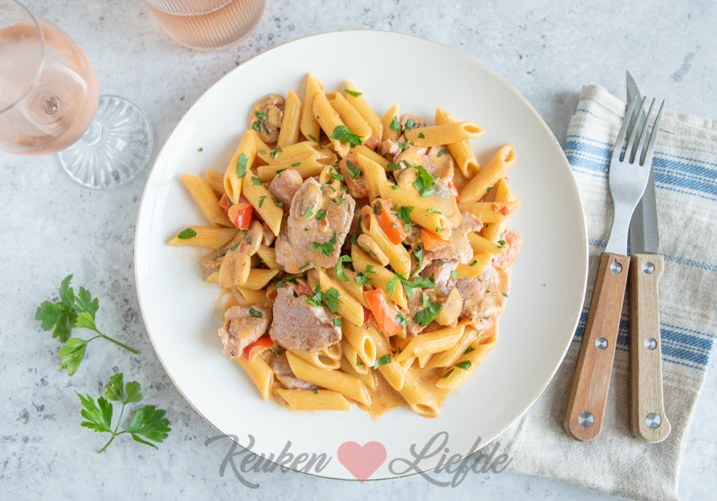 Penne met stroganoffsaus en varkenshaas