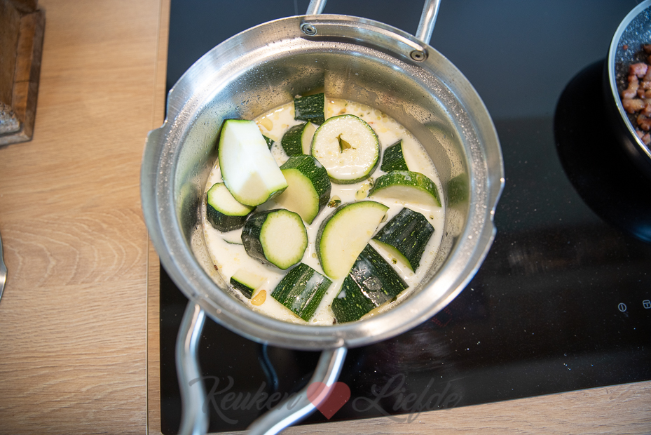 Romige courgettesoep met spekjes Romige courgettesoep met spekjes