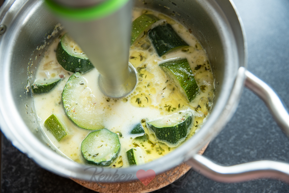 Romige courgettesoep met spekjes Romige courgettesoep met spekjes
