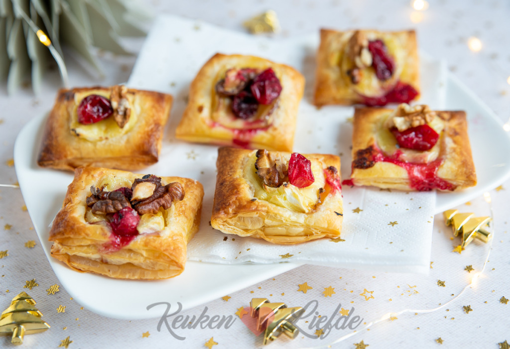 Bladerdeeghapje met brie, cranberry en walnoot
