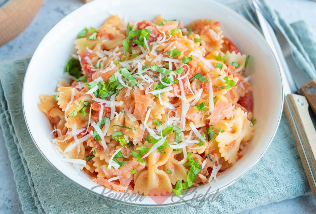 Farfalle met tomatenroomsaus en zalm