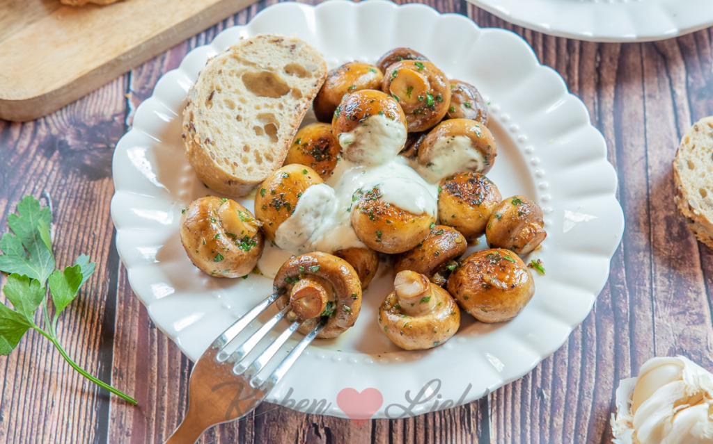 Gebakken champignons met knoflooksaus