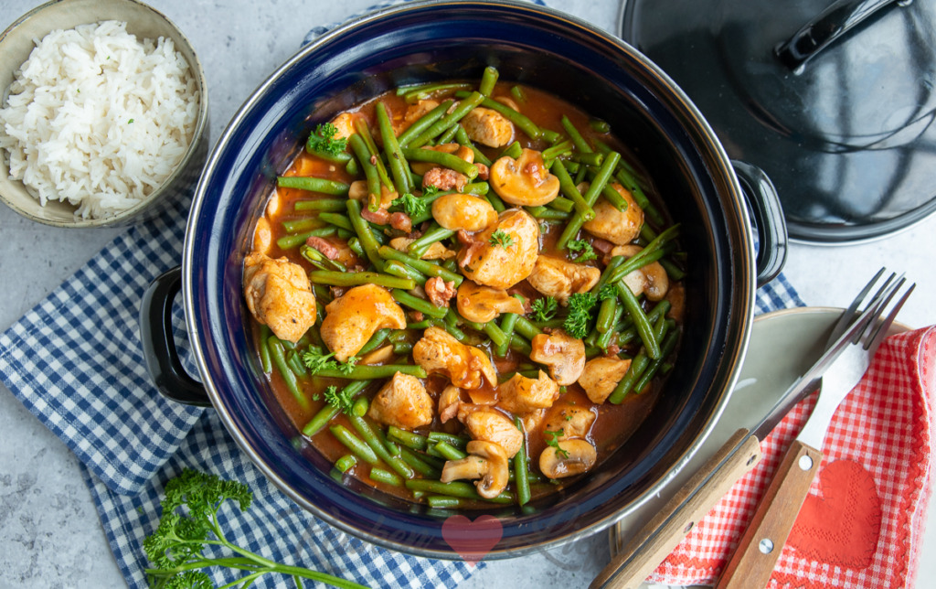 Jachtsauspannetje met kip, sperziebonen en champignons