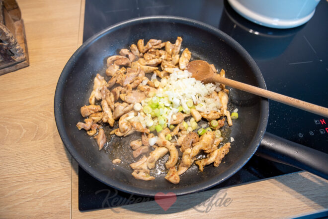 Bak de ui en groenten mee