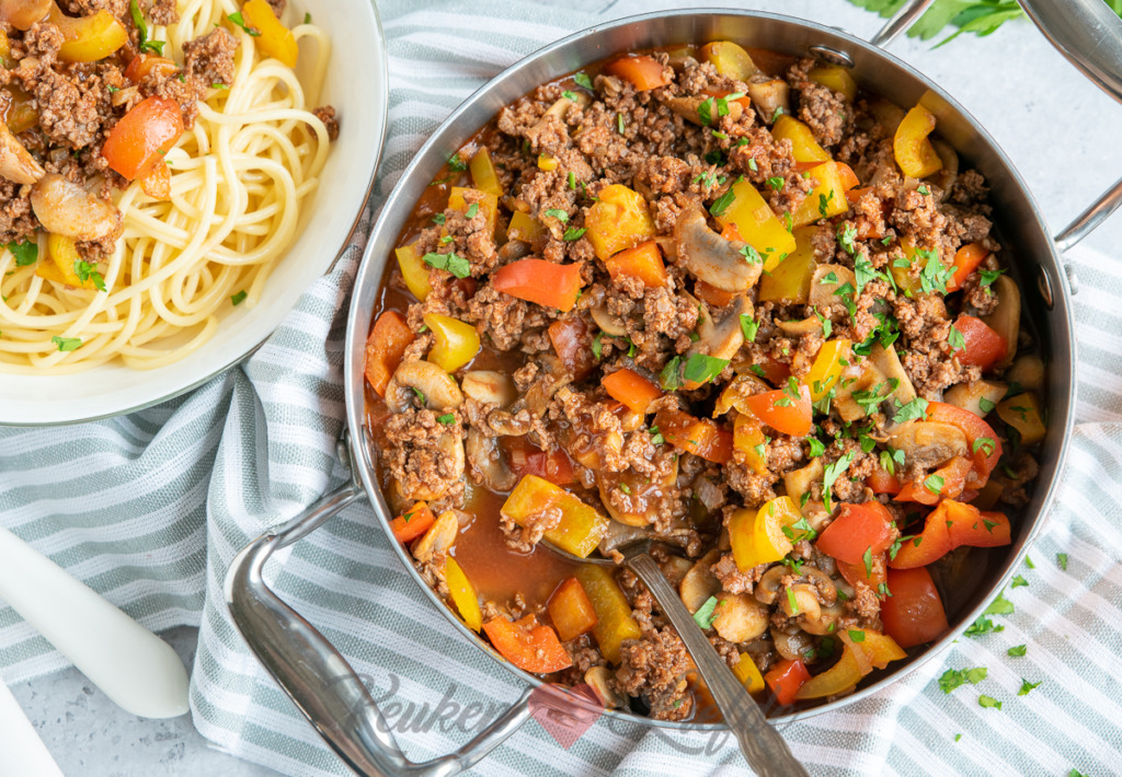 Gehakt goulash met paprika en champignons