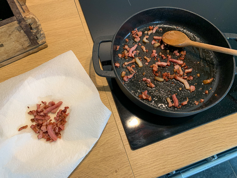 Hartige kaiserschmarren met spek en Gruyère Hartige kaiserschmarren met spek en Gruyère