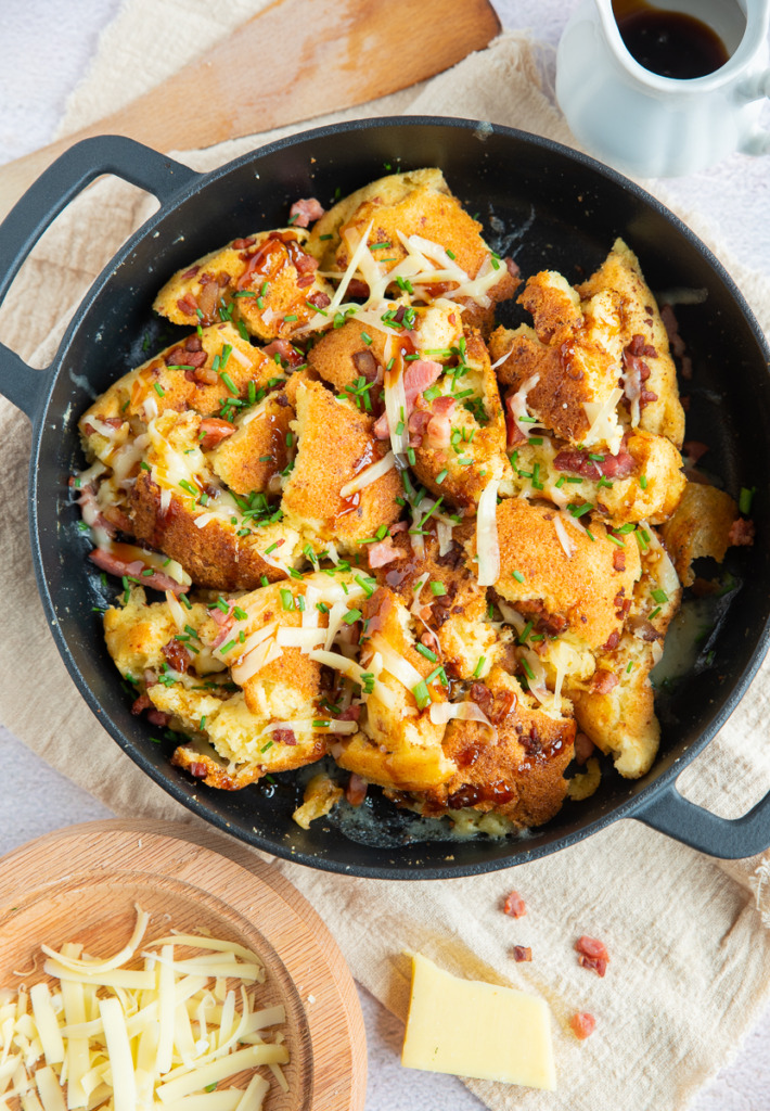 Hartige kaiserschmarren met spek en Gruyère Hartige kaiserschmarren met spek en Gruyère