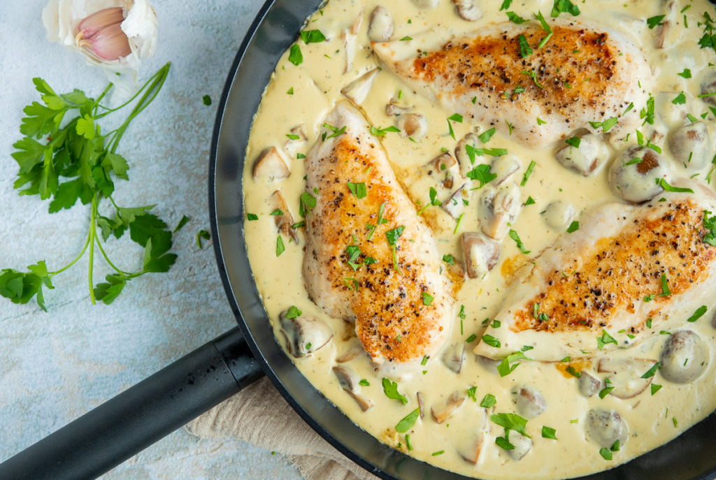 Kip in mosterdroomsaus