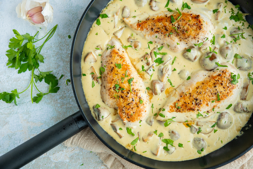 Kip in mosterdroomsaus