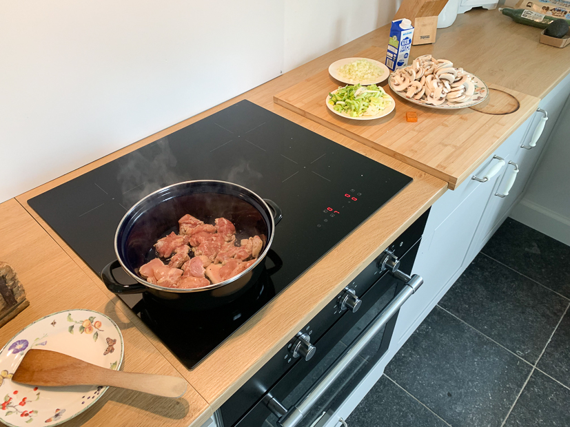 Kippannetje met champignonroomsaus en prei Kippannetje met champignonroomsaus en prei