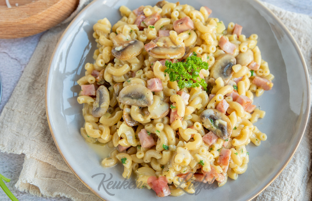 Macaroni carbonara met ham en champignons