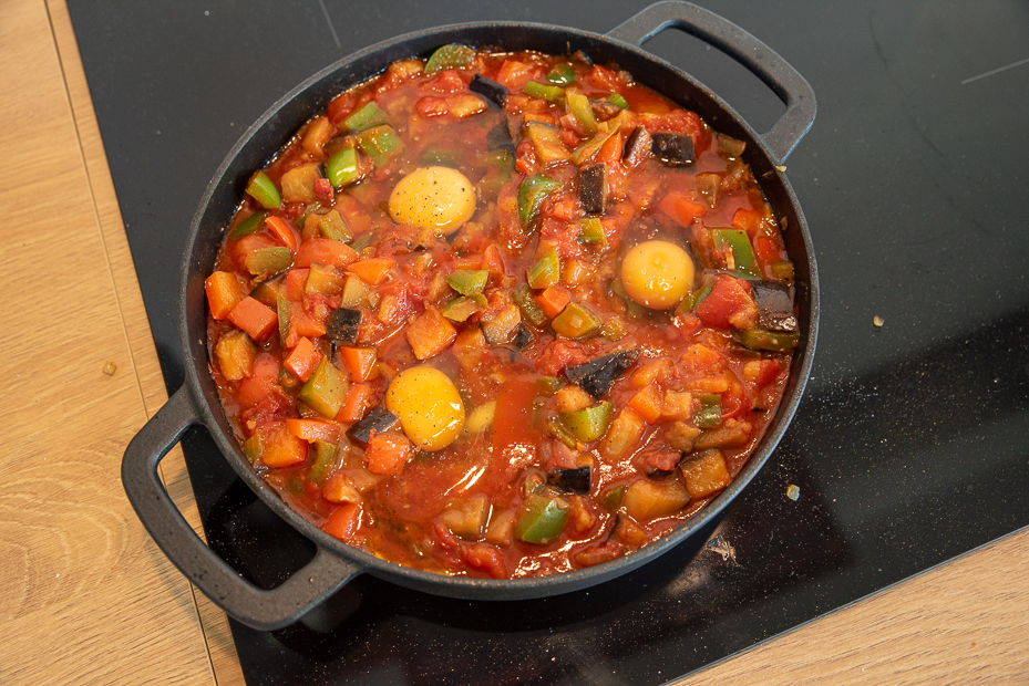 Shakshuka met aubergine en feta Shakshuka met aubergine en feta