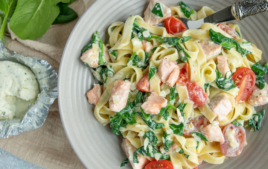 Pasta (tagliatelle) met zalm, spinazie en Boursin