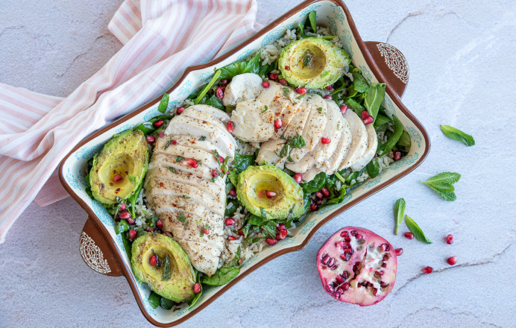 Avocado-kipsalade met granaatappel en zilvervliesrijst (uit De makkelijke bakplaat)