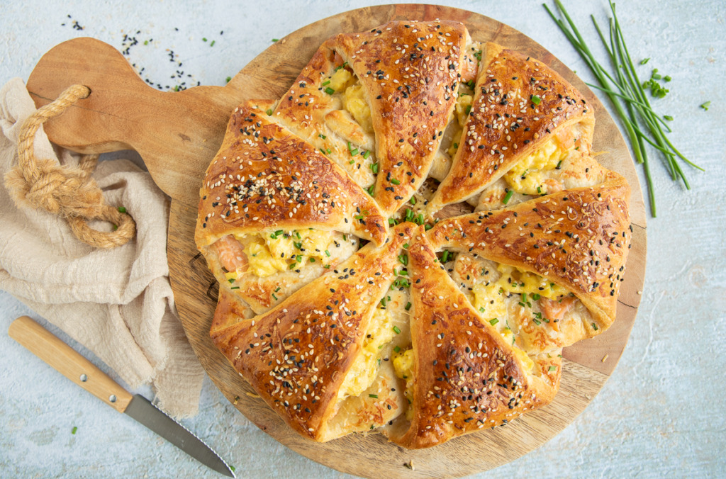 Croissantkrans met roerei en zalm