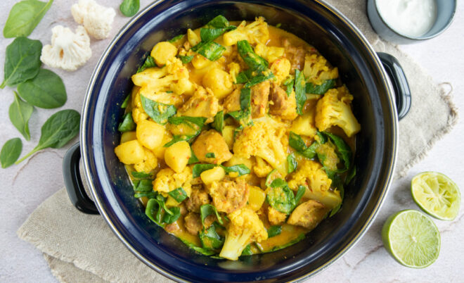 Gele curry met kip, bloemkool en krieltjes