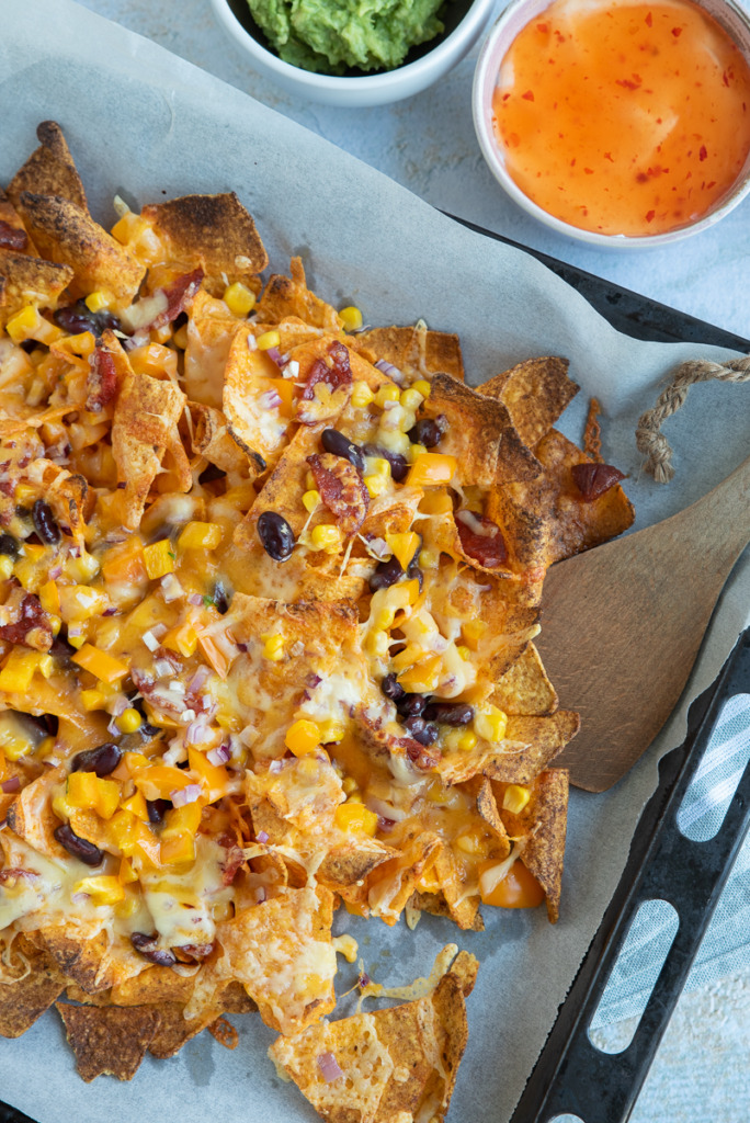 Oranje nacho's met chilisausdip Oranje nacho's met chilisausdip