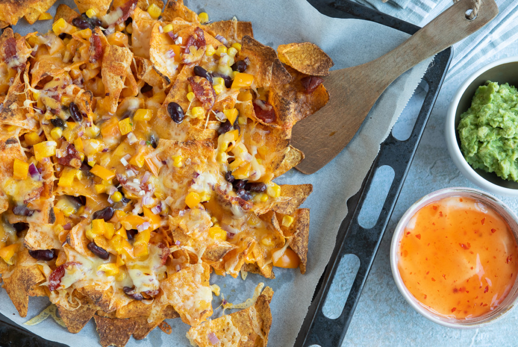 Oranje nacho's met chilisausdip Oranje nacho's met chilisausdip