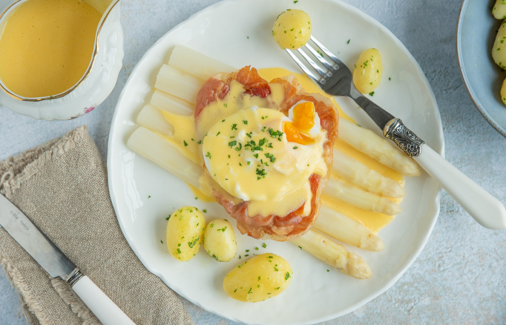 Witte asperges met parmaham, ei en hollandaisesaus