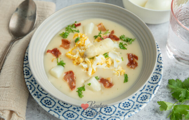 Aspergesoep met ei en parmaham