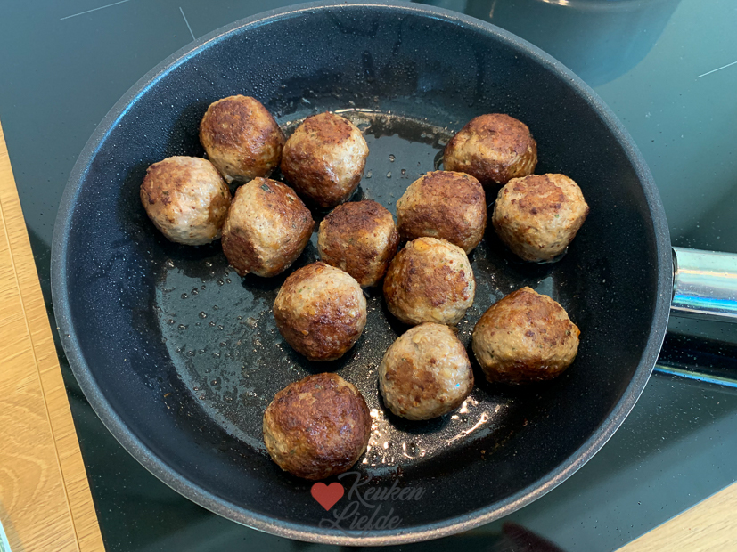 Gehaktballetjes in tomatensaus Gehaktballetjes in tomatensaus